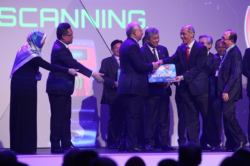 Sime Darby President and Group Chief Executive and YSD Governing Council Member Tan Sri Dato’ Seri Mohd Bakke Salleh (second from right) hands over a mock cheque of YSD’s contribution of RM18 million to Prime Minister Dato’ Sri Mohd Najib Razak (fourth from right) for the Peneraju Tunas Potensi–YSD Bursary Programme after the launch of the Bumiputera Economic Transformation Roadmap 2.0 yesterday. Also in attendance was YSD Chairman Tun Musa Hitam (right), Deputy Prime Minister Dato’ Seri Dr Ahmad Zahid Hamidi (third from right), Minister in the Prime Minister’s Department Datuk Abdul Rahman Dahlan (second from left) and Yayasan Peneraju Pendidikan Bumiputera Chief Executive Raja Azura Raja Mahayuddin.